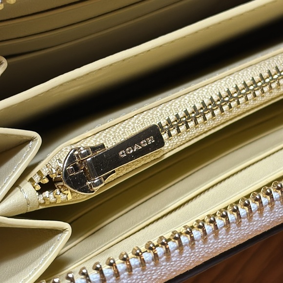 *LIKE NEW* COACH Embossed Horse & Carriage Long Zip-Around Wallet - Picture 11 of 16